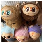 Labubu plüss csuklódísz – interaktív, énekel, világít, csuklóra pattintható figura