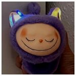 Labubu plüss csuklódísz – interaktív, énekel, világít, csuklóra pattintható figura