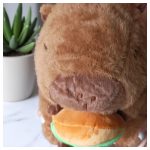 Vicces Kapibara Plüss Hamburgerrel – Puha Ölelgetni Való Játék 35 cm