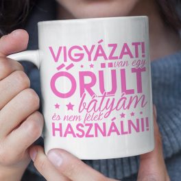   Vigyázat! Van egy őrült bátyám, és nem félek használni! - vicces feliratos bögre 