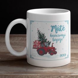   Egyedi karácsonyi bögre - piros traktor karácsonyfával - saját névvel 