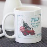 Egyedi karácsonyi bögre - piros traktor karácsonyfával - saját névvel 