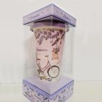 Levendulás kerámia bögre szilikon tetővel - díszdobozban