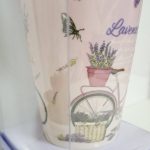 Levendulás kerámia bögre szilikon tetővel - díszdobozban