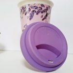 Levendulás kerámia bögre szilikon tetővel - díszdobozban